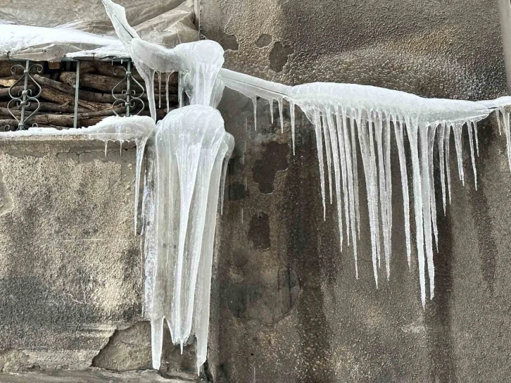 Yüksekova’da Sibirya soğukları; çatılarda buz sarkıtları 4 metreyi geçti
