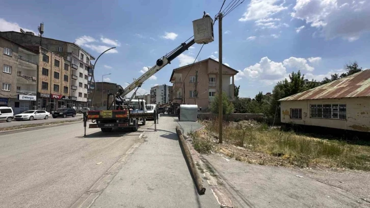 Yüksekova’da tehlike saçan elektrik direği yenilendi
