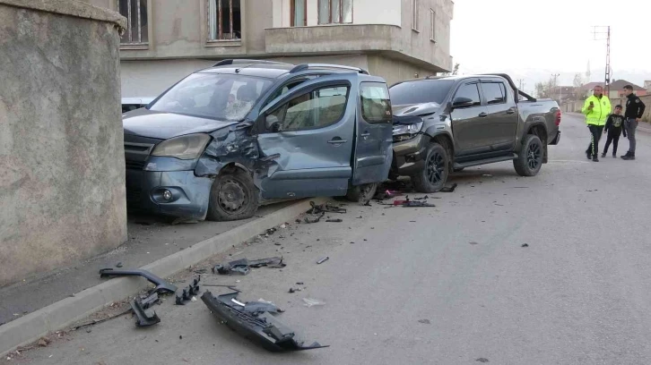 Yüksekova’da trafik kazası: 3  yaralı
