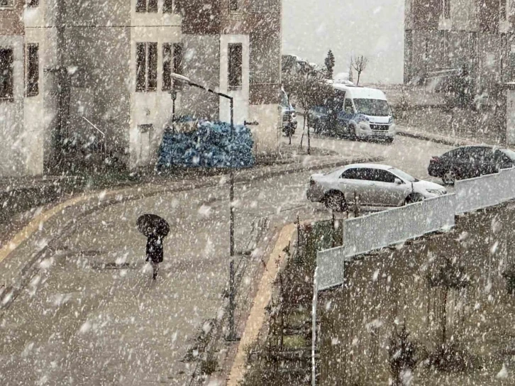 Yüksekova’da yoğun kar yağışı başladı
