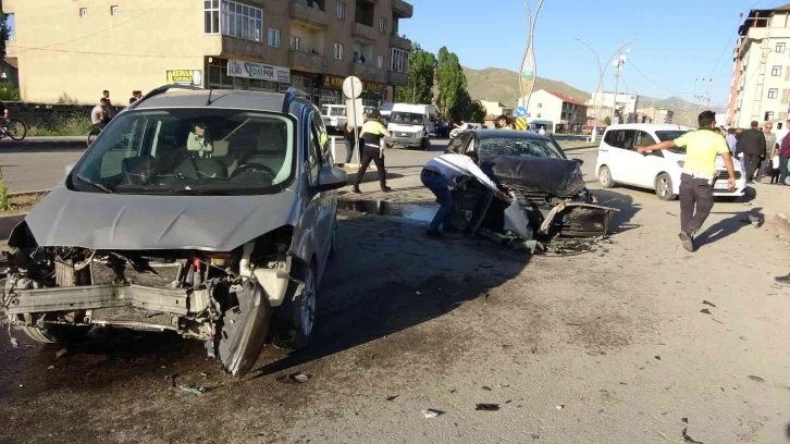 Yüksekova’da zincirleme trafik kazası: 4 yaralı
