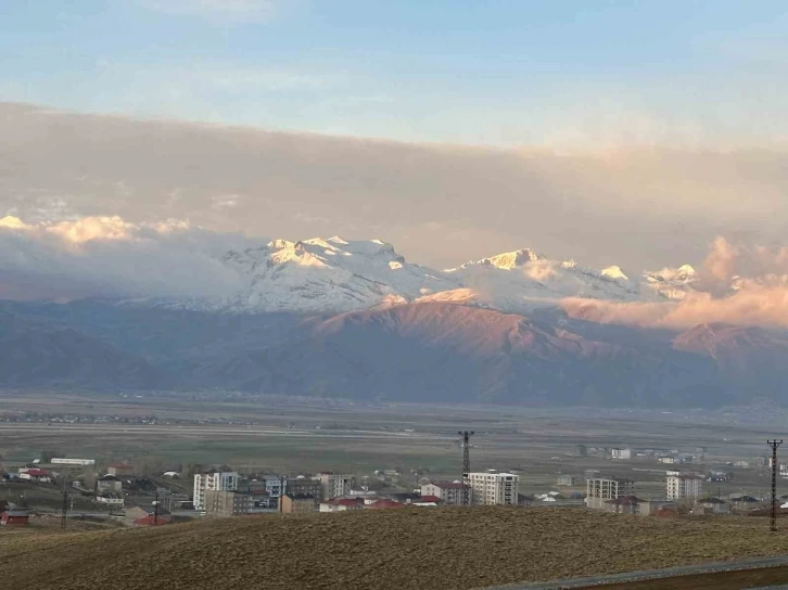 Yüksekova dağları beyaza büründü
