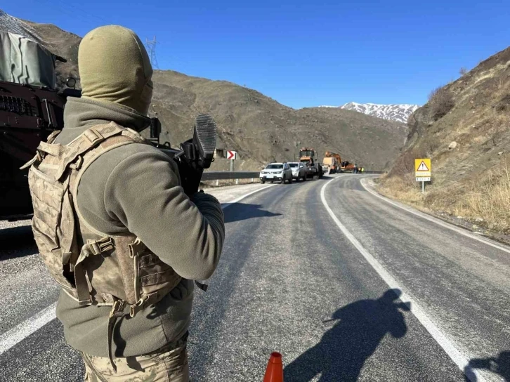 Yüksekova’nın Türkiye ile ulaşımı kesildi
