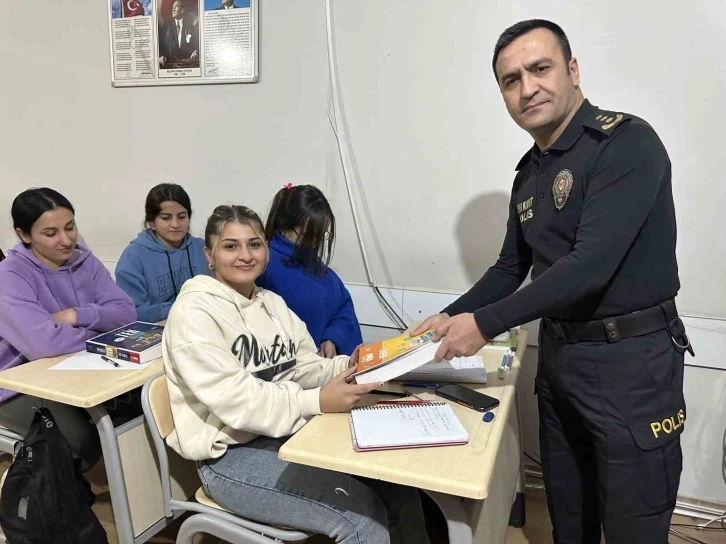 Yüksekova polisinden YKS’ye hazırlanan öğrencilere kitap desteği
