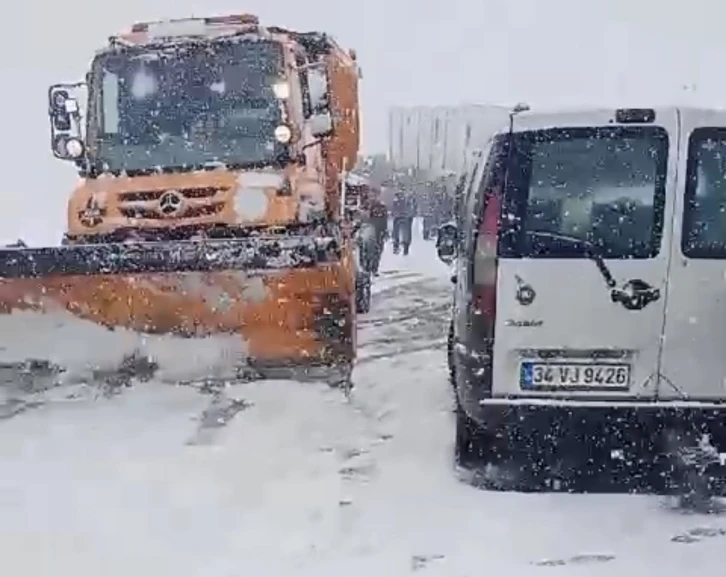 Yüksekova-Şemdinli kara yolunda çok sayıda araç mahsur kaldı
