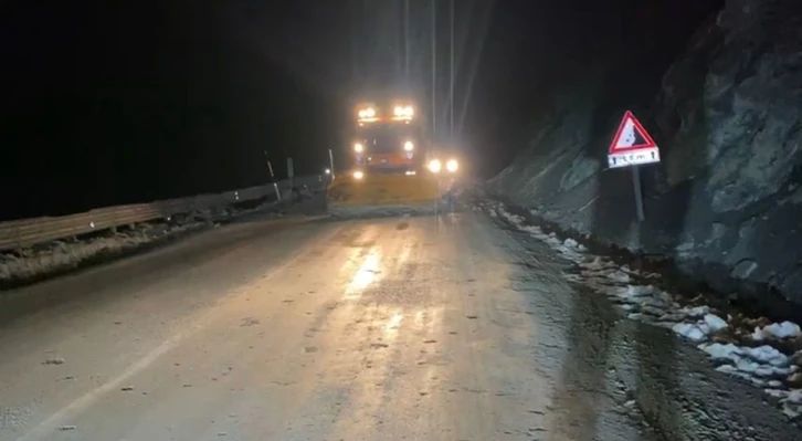 Yüksekova-Van karayolu düşen kaya parçaları temizlenerek ulaşıma açıldı
