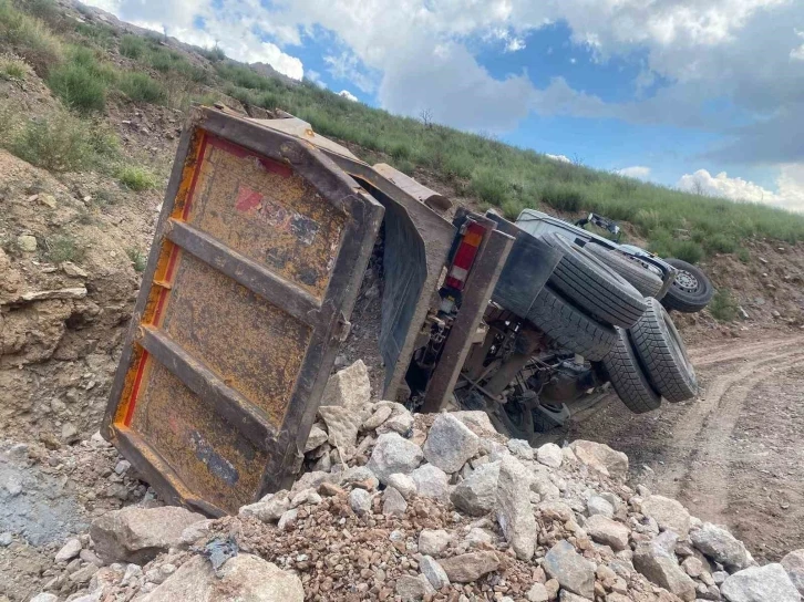 Yükü ağır gelen kamyon yan yattı: Sürücü ölümden döndü
