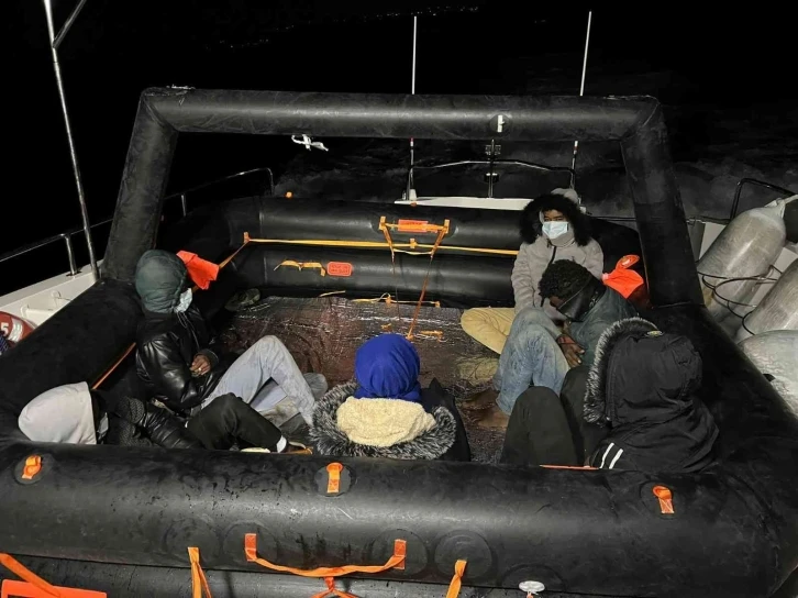 Yunanistan’ın ittiği 6 düzensiz göçmen kurtarıldı
