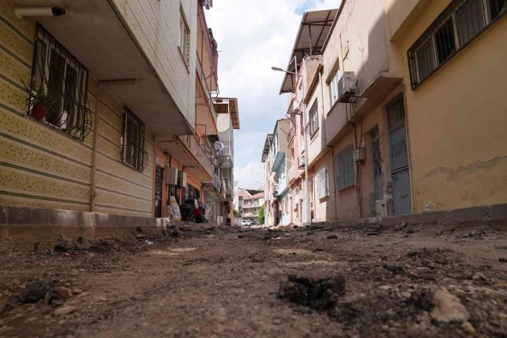 Yunusemre Belediyesinden Barbaros Mahallesi’nde yol çalışması
