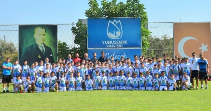 Yunusemre ile futbolu öğrendiler
