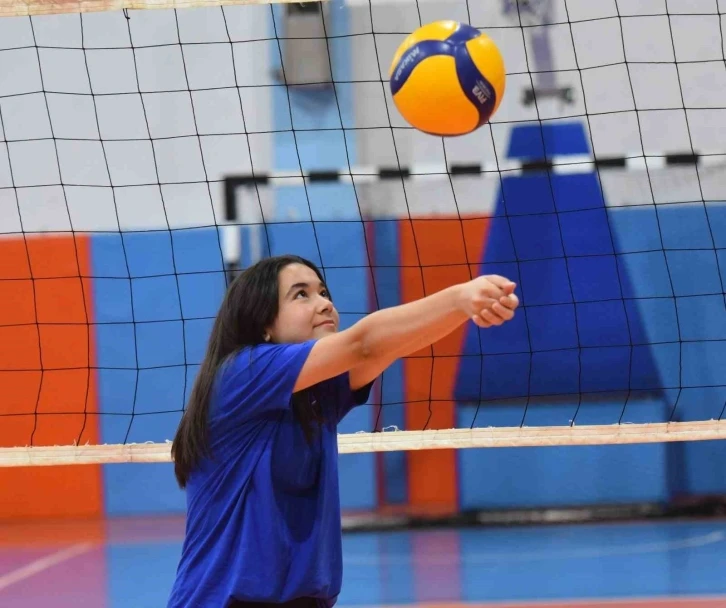 Yunusemreli voleybolcu Nisa’dan spor ve eğitimde örnek başarı
