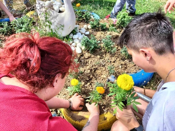 Yurdun bahçesini öğrenciler çiçeklendirdi
