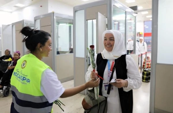  Yüreğir Belediyesi hacıları güllerle karşıladı 