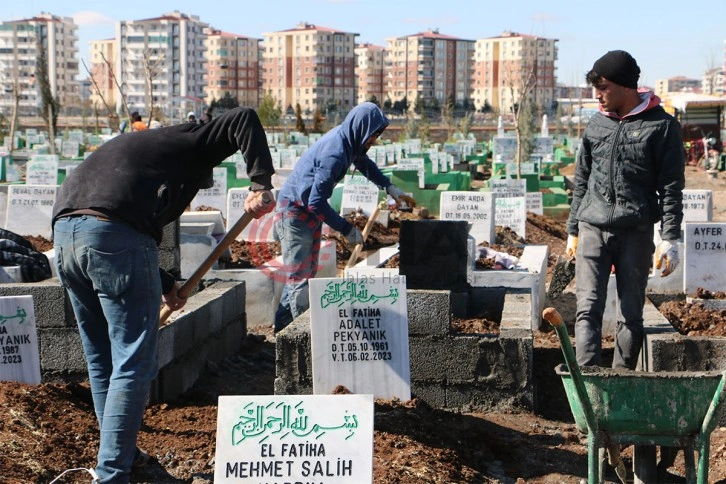 Yürek yakan hatıralar mezarlıklara dizildi