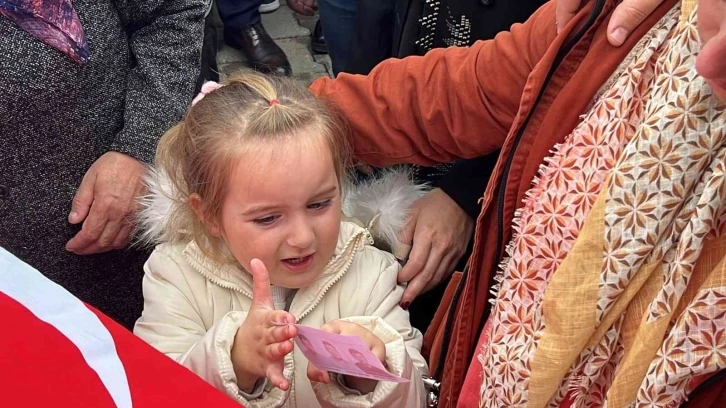 Yürekler dağlandı: Babasının fotoğrafını annesine işte böyle gösterdi
