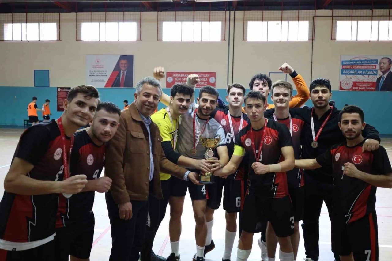 Yurt Lig voleybol ve futsal erkekler müsabakaları Manisa’da tamamlandı
