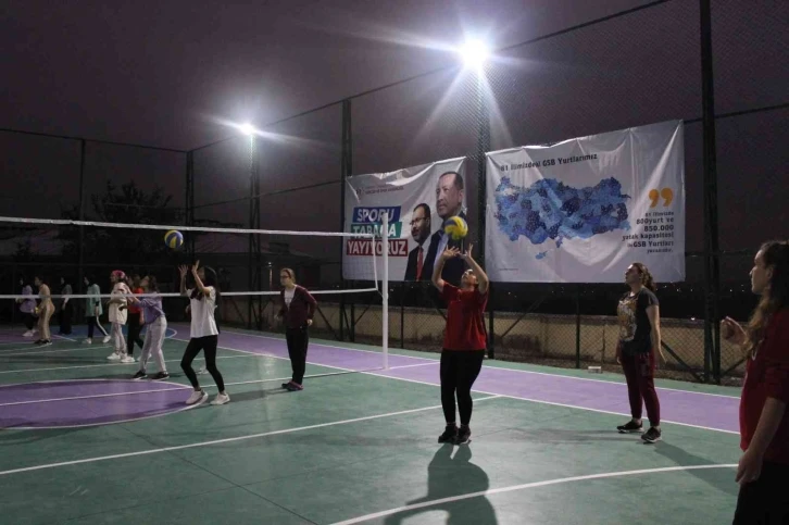 Yurt öğrencilerine Voleybol tanıtıldı
