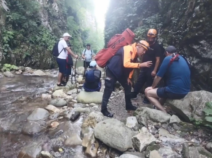 Yürüyüş için gittiği kanyonda omzu çıkan vatandaşa kurtarma operasyonu
