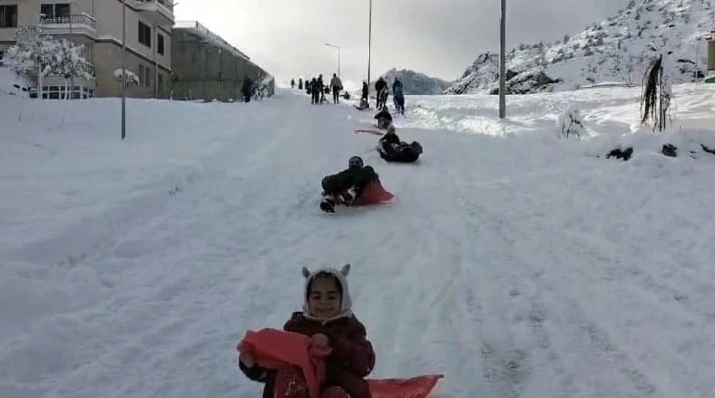 Yusufeli’nde 7’den 70’e kar keyfi
