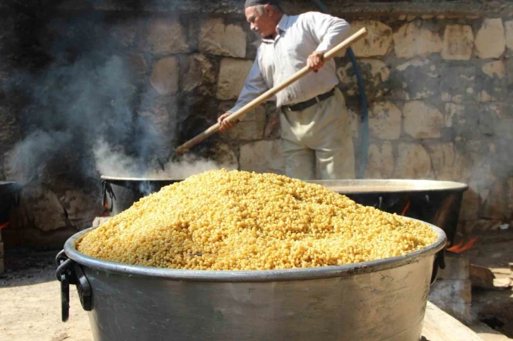 Yüz yıllık gelenek olan buğday kaynatma, kazanlardan çıkarılıp vatandaşlara dağıtılıyor
