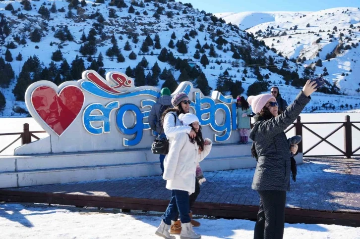 Yüzeyi buz tutan Ardıçlı Gölü’nde mest eden kış manzarası
