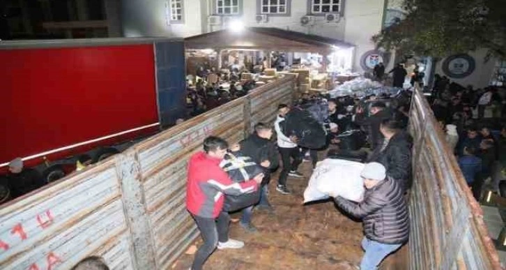 Yüzlerce gönüllü yardım malzemelerini taşımak için insan zinciri oluşturdu