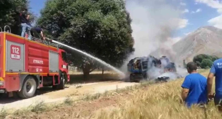 Yüzlerce saman balyası çıkan yangında küle döndü
