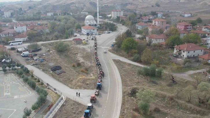 Yüzlerce traktörün oluşturduğu muayene kuyruğu havadan görüntülendi
