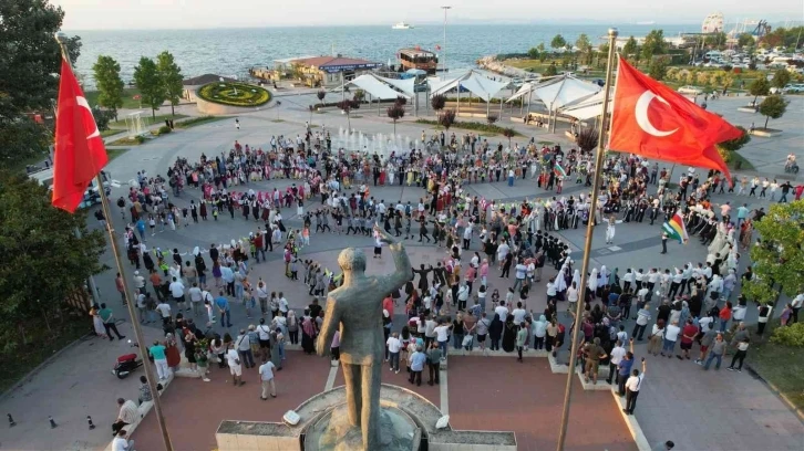 Yüzlerce Türk ve yabancı çocuk hep birlikte ‘atabarı’ oynadı
