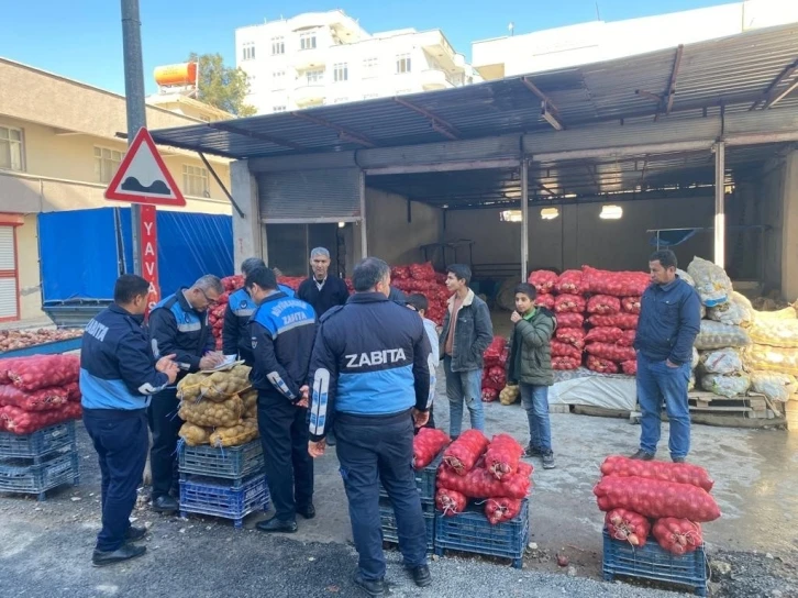 Zabıta 1 ton küflenmiş patates ele geçirdi
