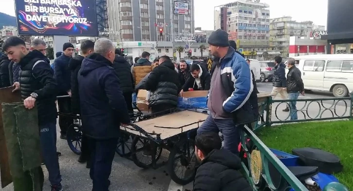 Zabıta izinsiz ceviz ve kestane satan seyyar satıcılara göz açtırmadı
