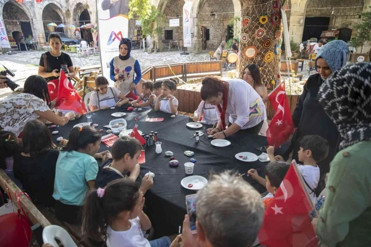 Zafer Bayramını taş boyayarak kutladılar
