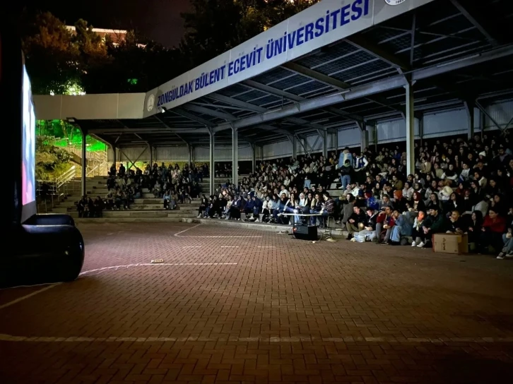 ZBEÜ’de öğrenciler açık havada sinema keyfi yaşadı
