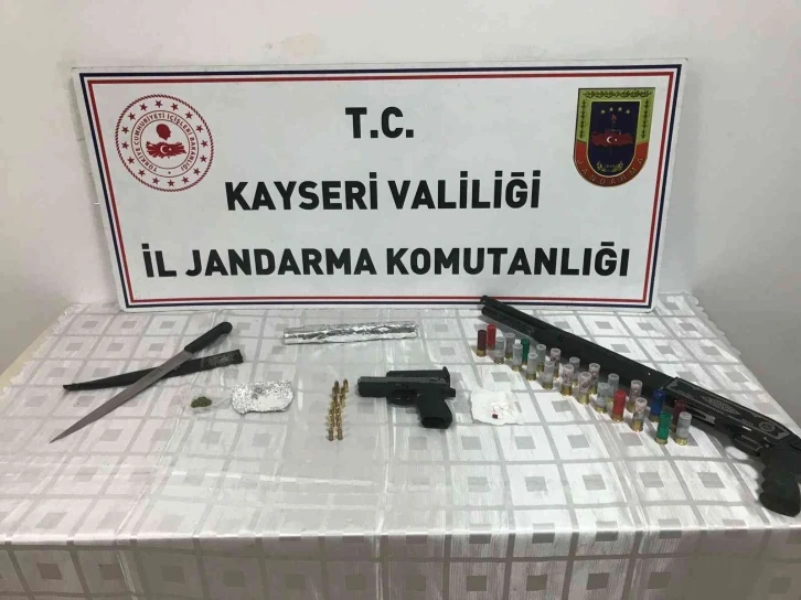 Zehir taciri jandarmadan kaçamadı
