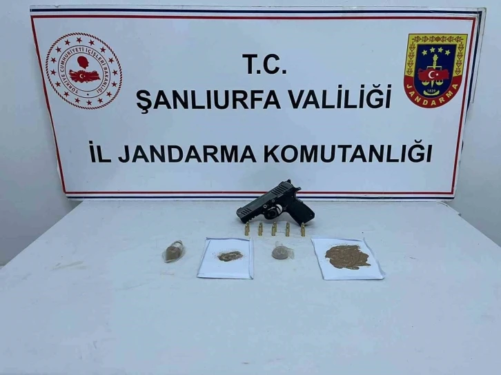 Zehir tacirleri jandarmadan kaçamadı
