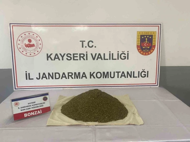 Zehir tacirleri uyuşturucuyu piyasaya süremeden yakayı ele verdi
