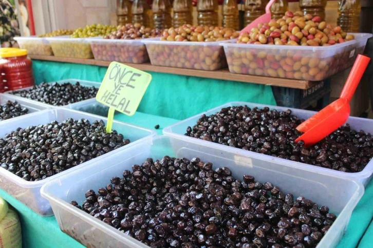 Zeytin tezgâhlarında vatandaşların tercihi siyah, çocukların yeşil zeytin oluyor
