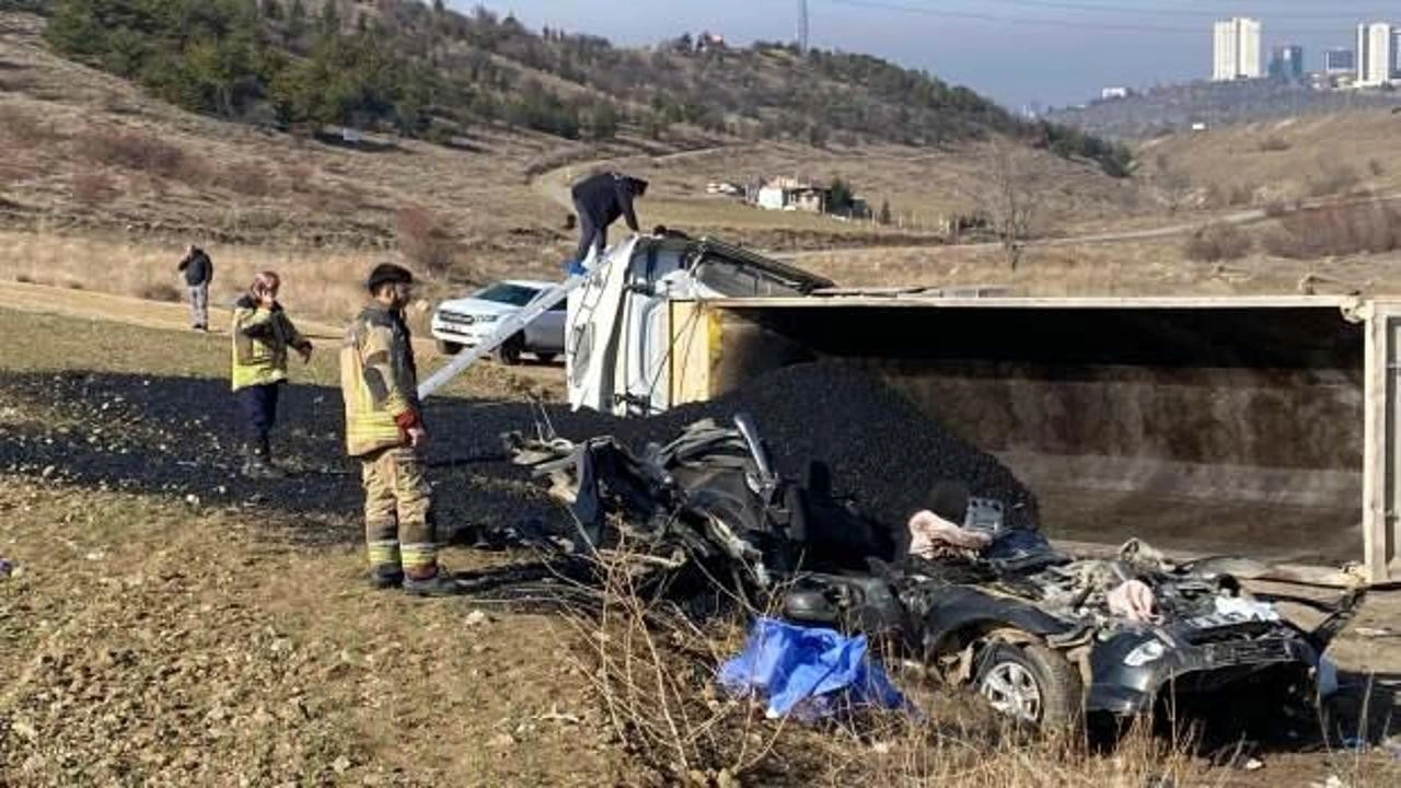 Zift yüklü kamyon, kamyonete çarptı; 3 belediye personeli öldü