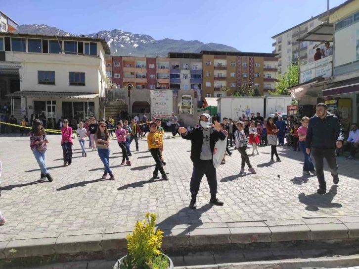 Zihinsel engelli 55 yaşındaki vatandaş, 23 Nisan provalarında çocukluğunu yaşadı
