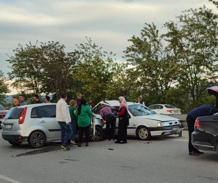 Zincirleme kazaya ilk müdahaleyi başkan ve doktor eşi yaptı
