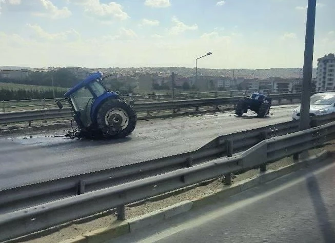 Zincirleme trafik kazasında ikiye bölünen traktörün sürücüsü yaralandı
