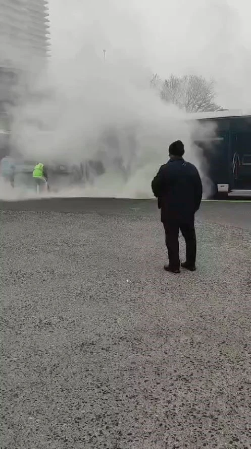 Zincirlikuyu’da metrobüsten dumanlar yükseldi, yolcular tahliye edildi
