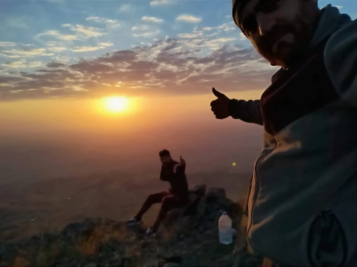 Zirvede kamp kurarak güneşin doğuşunu ve batışını görüntülediler
