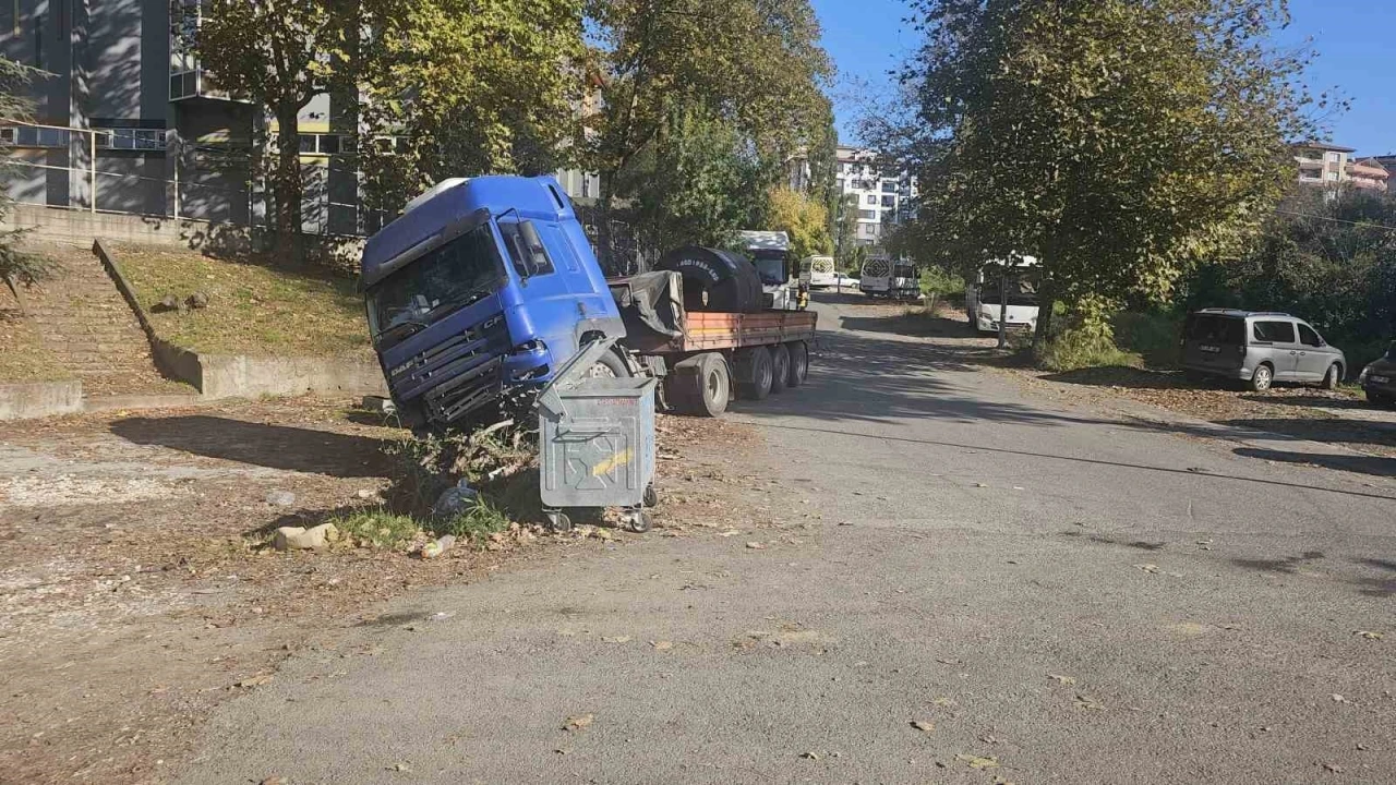 Zonguldak Ereğli’de çelik sac yüklü tır yan yattı
