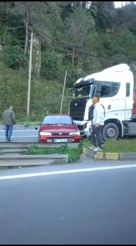 Zonguldak Ereğli’de otomobil ile tır çarpıştı
