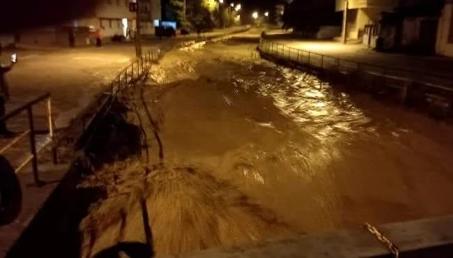 Zonguldak’ın Gökçebey ilçesinde taşan dereler sebebiyle sel nöbeti tutuluyor
