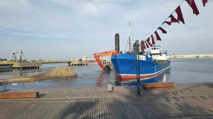 Zonguldak Limanı’nda kum temizliği sürüyor
