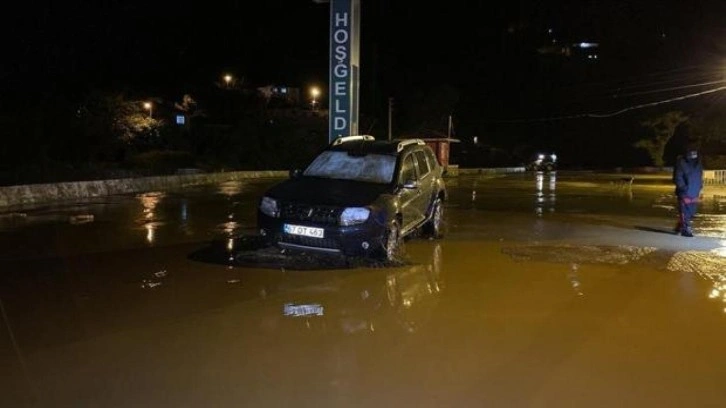 Zonguldak'ta sağanak nedeniyle Ilıksu Deresi taştı