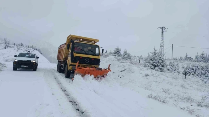 Zorlu kış şartlarında küreme uygulamaları devam ediyor
