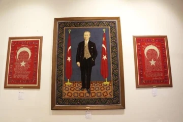 1,1 milyon düğümlü 3 boyutlu Atatürk halısı, müzenin baş köşesinde